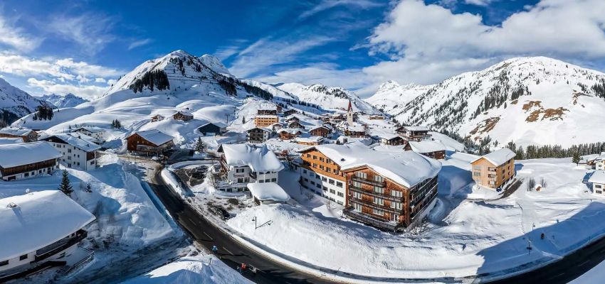 Hotel Walserberg, direkt an der Ortsbahn Warth gelegen